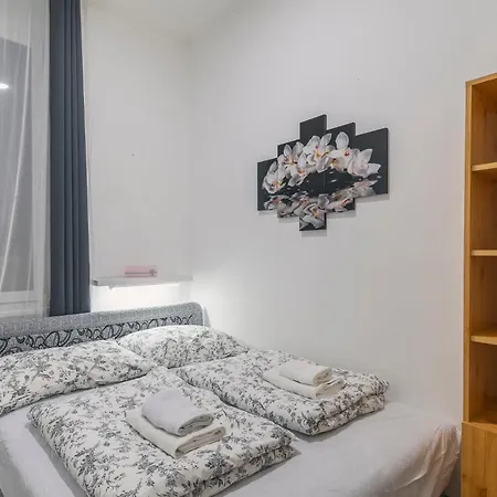 Charming At St. Stephen's Basilica Apartament *